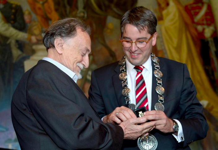 Mayor of Goslar, Oliver Junk awards Ukrainian photographer Boris Mikhailov. Photo: Peter Steffen