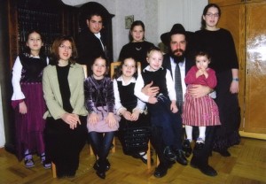 Kharkiv chief rabbi, Moishe Moskovitz, with his family. Photo from fjc.org.ua 