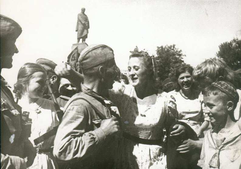 Kharkivens meet with the troops of the Red Army who liberated the city. Photo is officially dated August 23, 1943