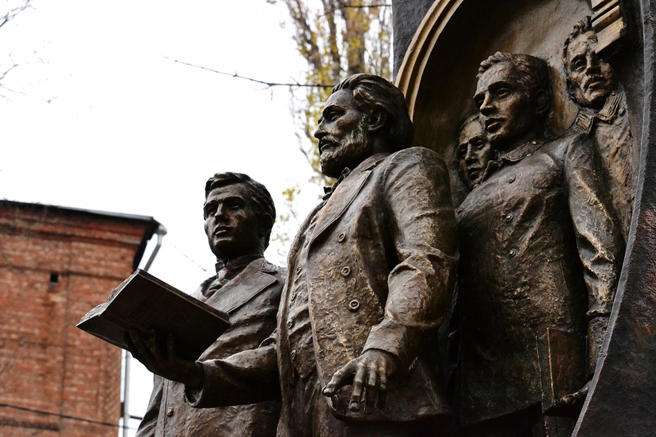 Памятники искусства в москве. Памятники нового времени. Памятник первому вкладчику. Инженер Харьковский. Памятник первое свидание.